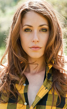 Amanda Crew